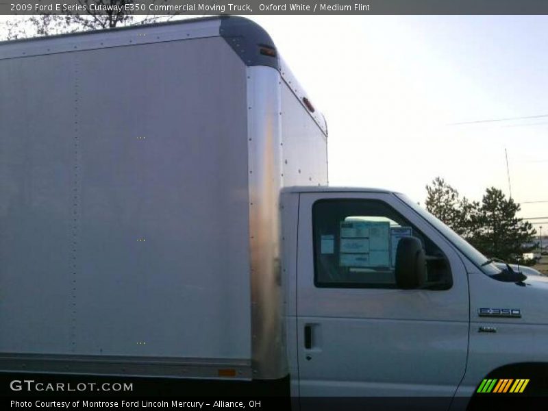 Oxford White / Medium Flint 2009 Ford E Series Cutaway E350 Commercial Moving Truck