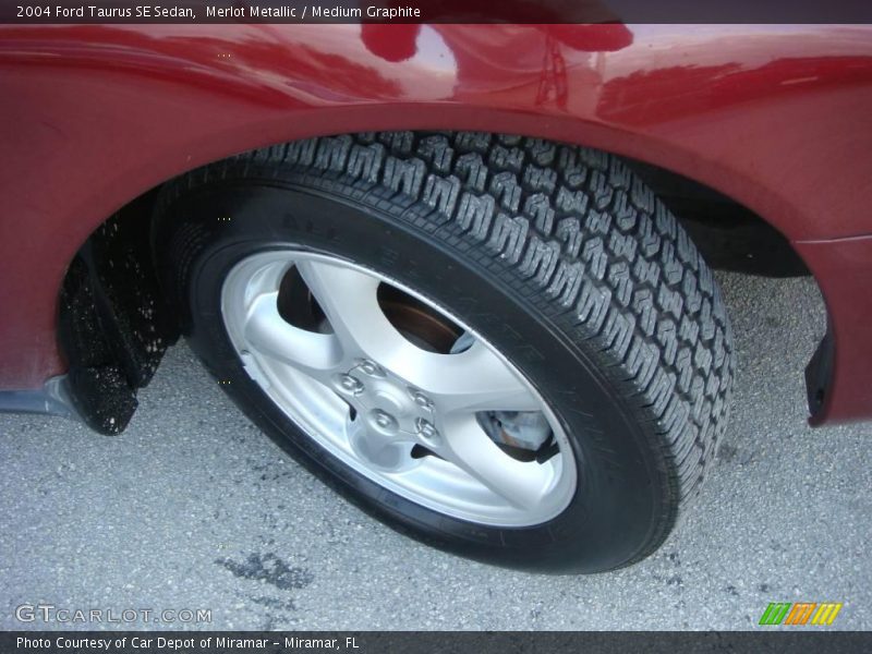 Merlot Metallic / Medium Graphite 2004 Ford Taurus SE Sedan