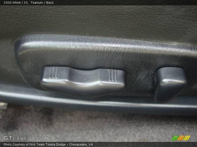 Titanium / Black 2000 Infiniti I 30