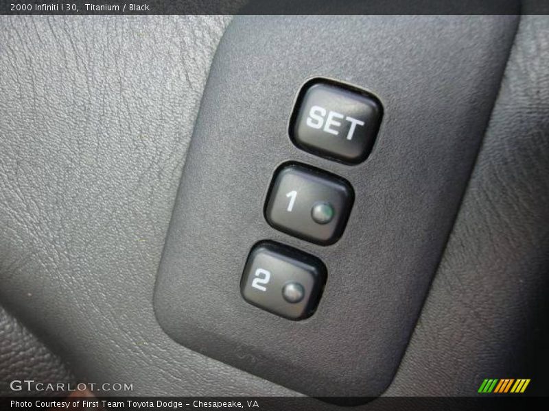 Titanium / Black 2000 Infiniti I 30