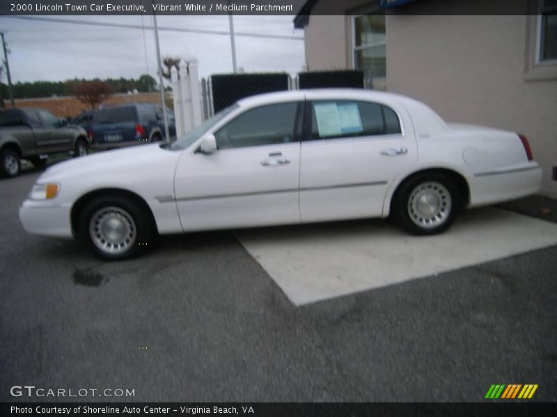 Vibrant White / Medium Parchment 2000 Lincoln Town Car Executive