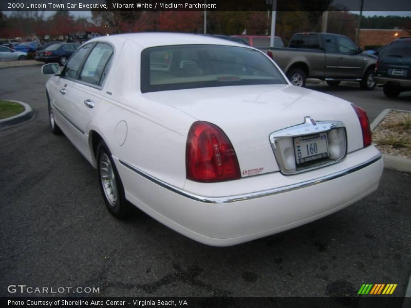 Vibrant White / Medium Parchment 2000 Lincoln Town Car Executive