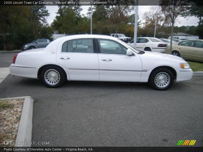 Vibrant White / Medium Parchment 2000 Lincoln Town Car Executive