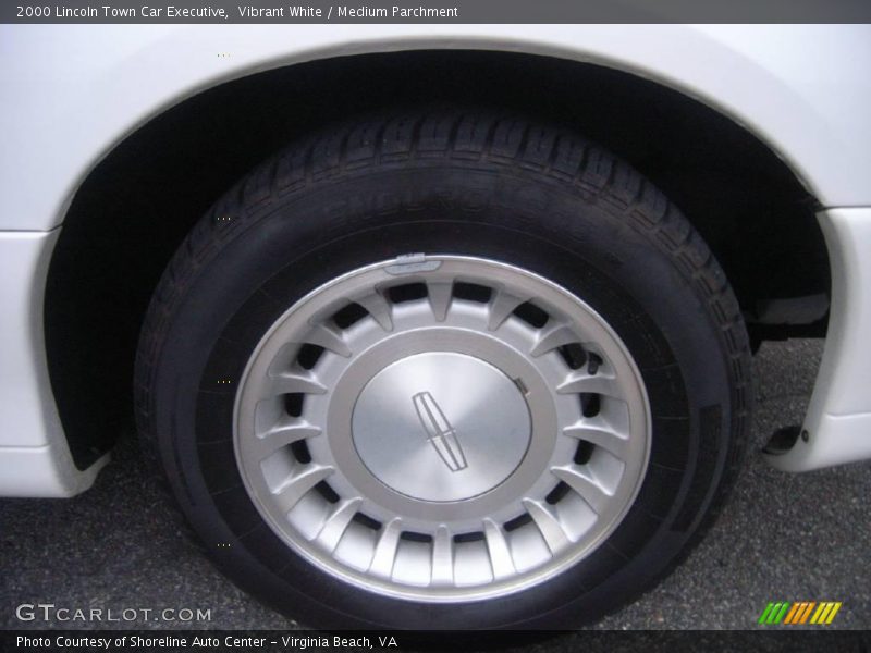 Vibrant White / Medium Parchment 2000 Lincoln Town Car Executive