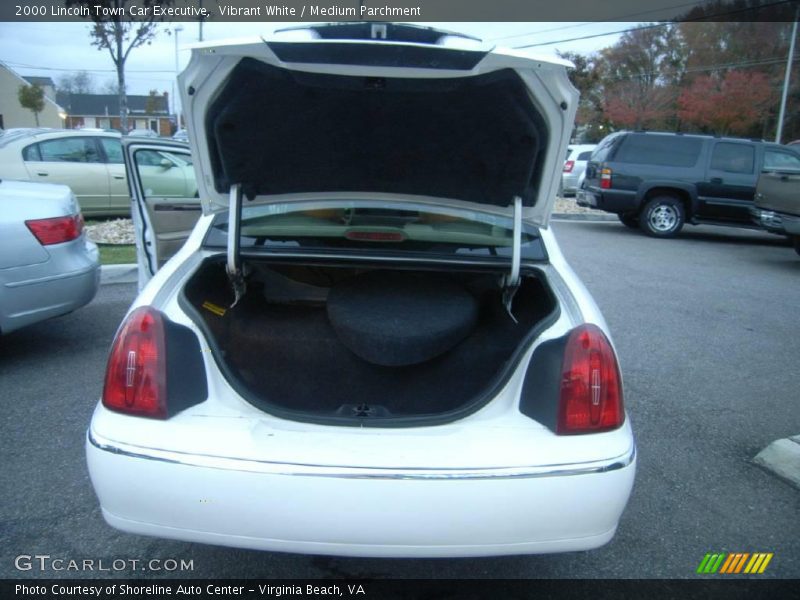 Vibrant White / Medium Parchment 2000 Lincoln Town Car Executive