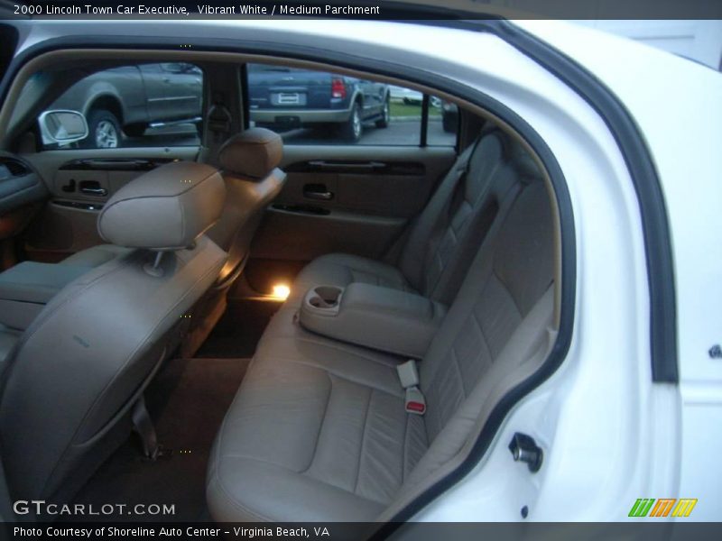 Vibrant White / Medium Parchment 2000 Lincoln Town Car Executive