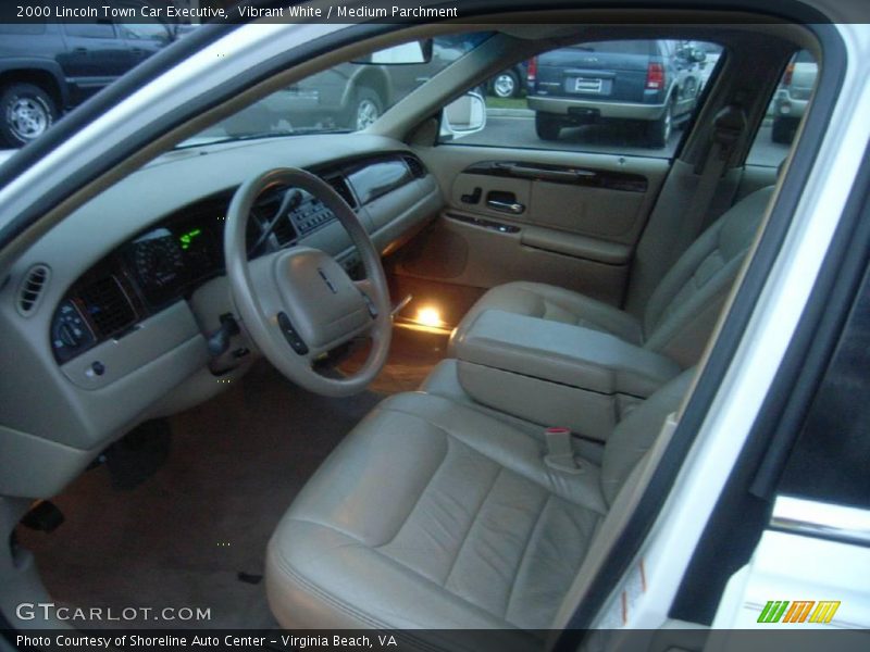Vibrant White / Medium Parchment 2000 Lincoln Town Car Executive
