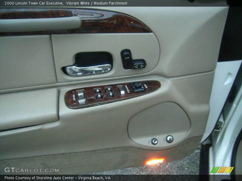 Vibrant White / Medium Parchment 2000 Lincoln Town Car Executive