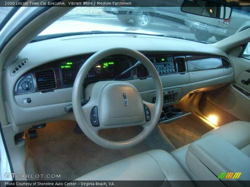 Vibrant White / Medium Parchment 2000 Lincoln Town Car Executive
