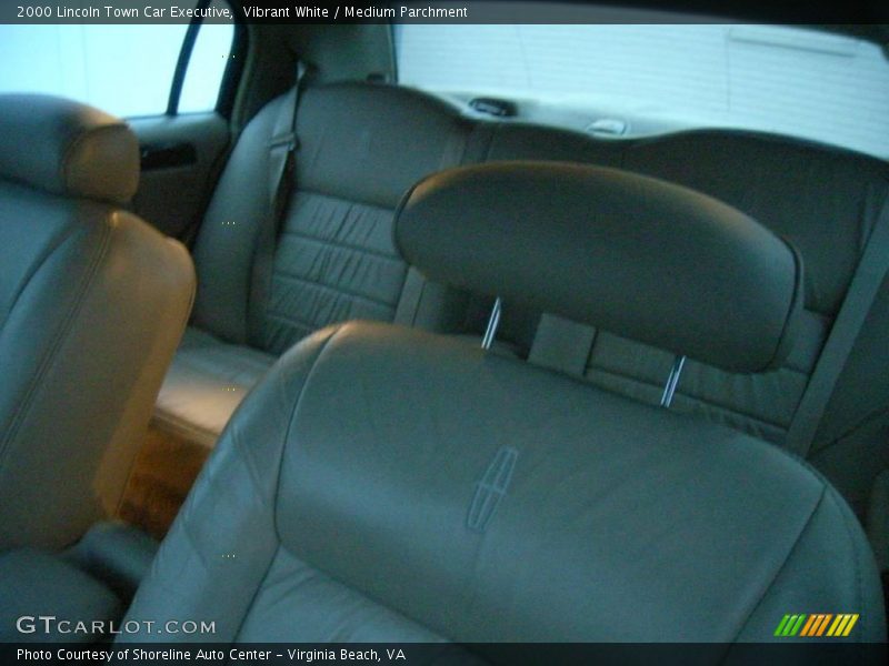 Vibrant White / Medium Parchment 2000 Lincoln Town Car Executive