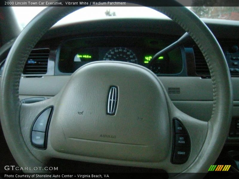 Vibrant White / Medium Parchment 2000 Lincoln Town Car Executive