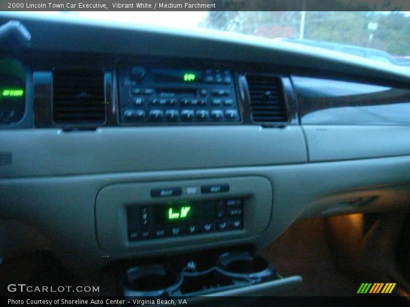 Vibrant White / Medium Parchment 2000 Lincoln Town Car Executive