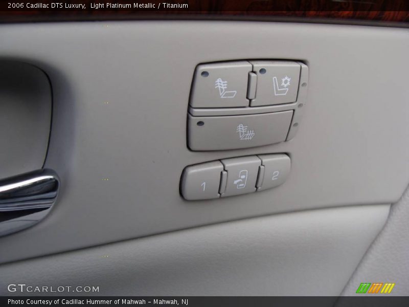 Light Platinum Metallic / Titanium 2006 Cadillac DTS Luxury