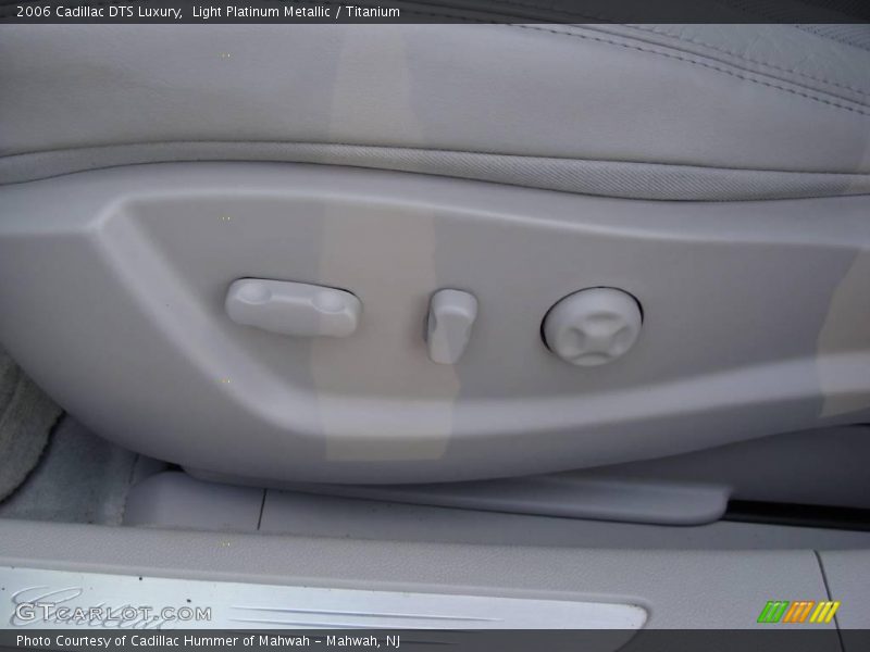 Light Platinum Metallic / Titanium 2006 Cadillac DTS Luxury