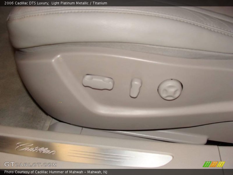 Light Platinum Metallic / Titanium 2006 Cadillac DTS Luxury