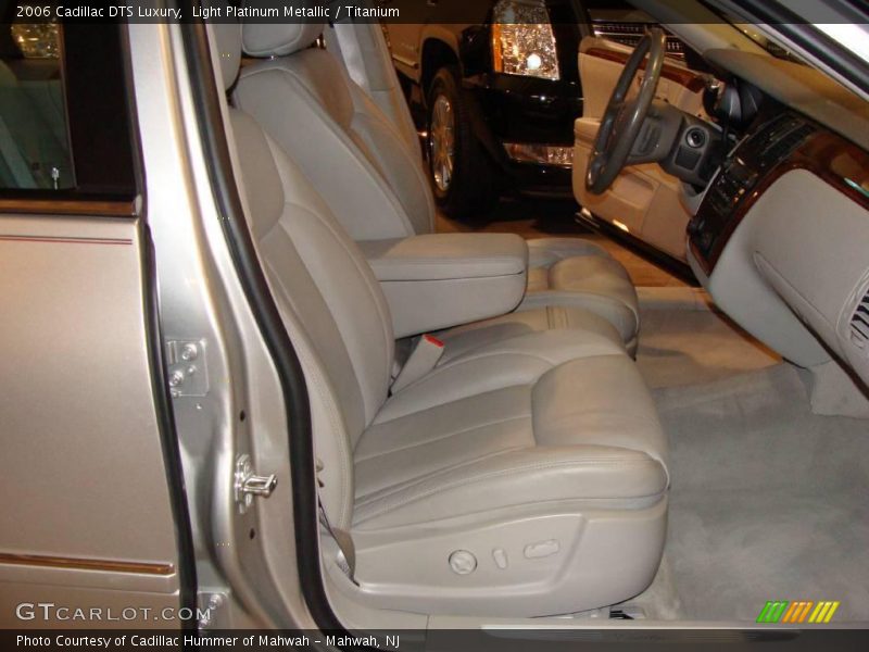 Light Platinum Metallic / Titanium 2006 Cadillac DTS Luxury