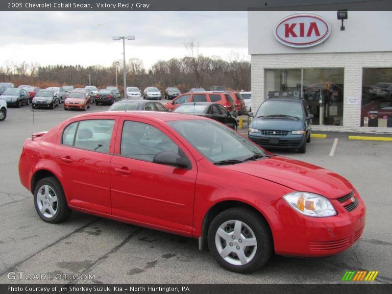 Victory Red / Gray 2005 Chevrolet Cobalt Sedan