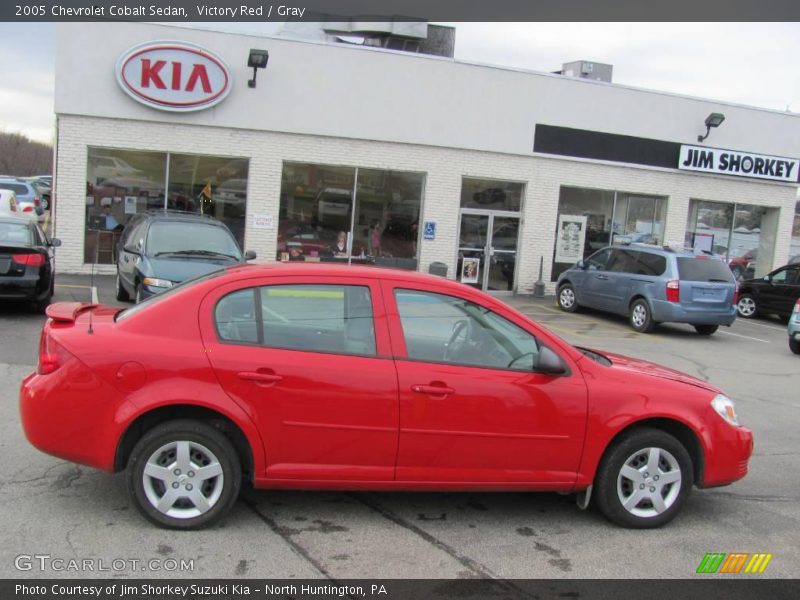 Victory Red / Gray 2005 Chevrolet Cobalt Sedan