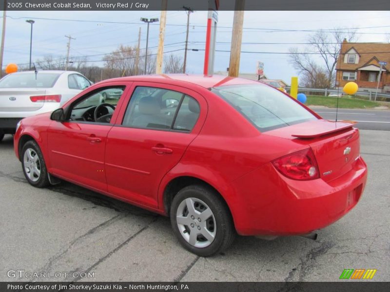 Victory Red / Gray 2005 Chevrolet Cobalt Sedan