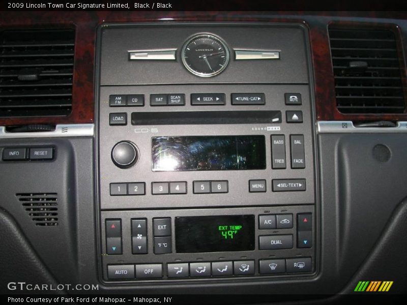 Black / Black 2009 Lincoln Town Car Signature Limited