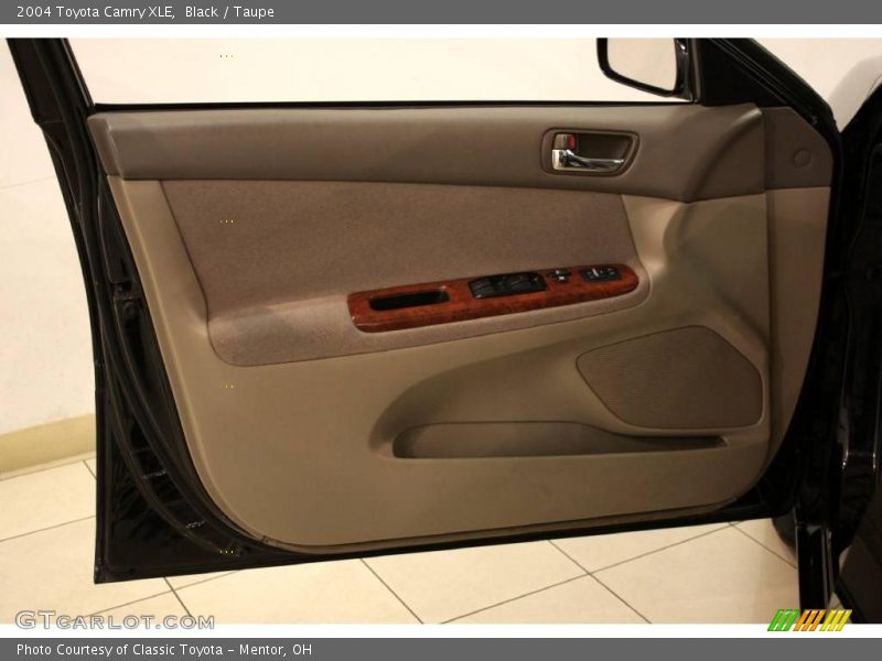 Black / Taupe 2004 Toyota Camry XLE