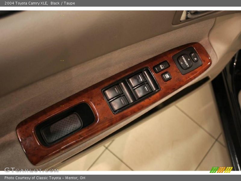 Black / Taupe 2004 Toyota Camry XLE