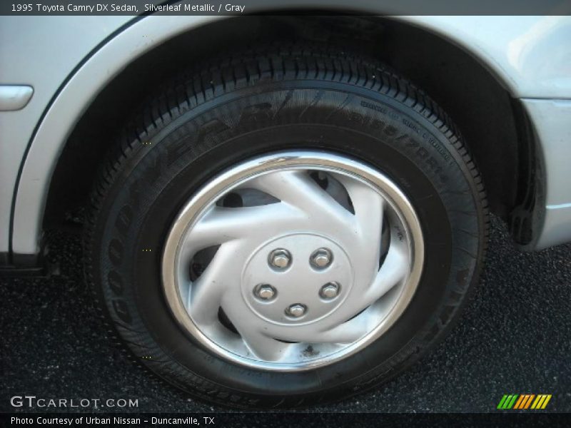 Silverleaf Metallic / Gray 1995 Toyota Camry DX Sedan
