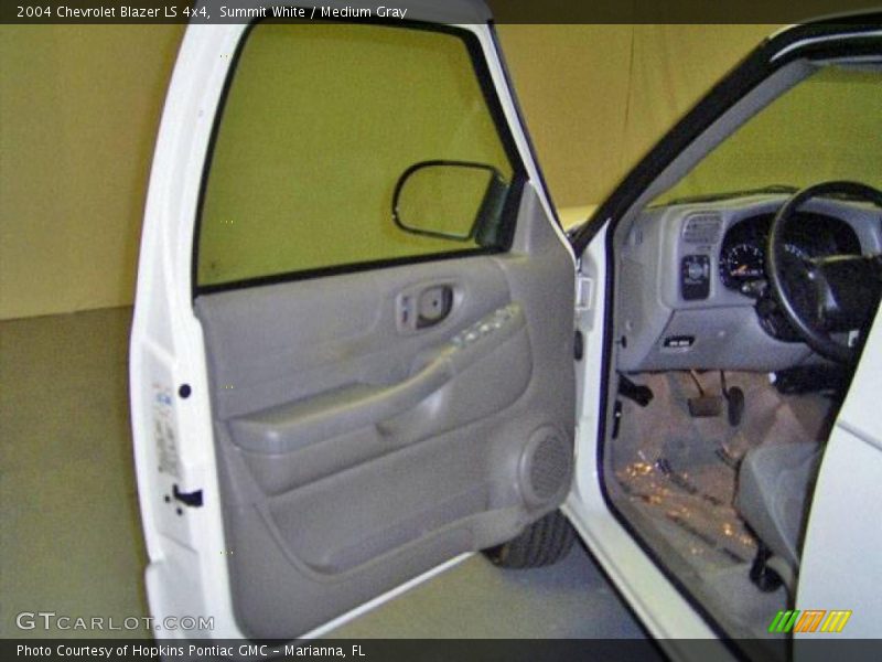 Summit White / Medium Gray 2004 Chevrolet Blazer LS 4x4