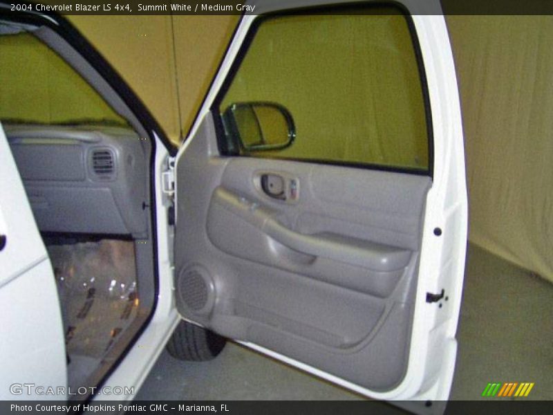 Summit White / Medium Gray 2004 Chevrolet Blazer LS 4x4