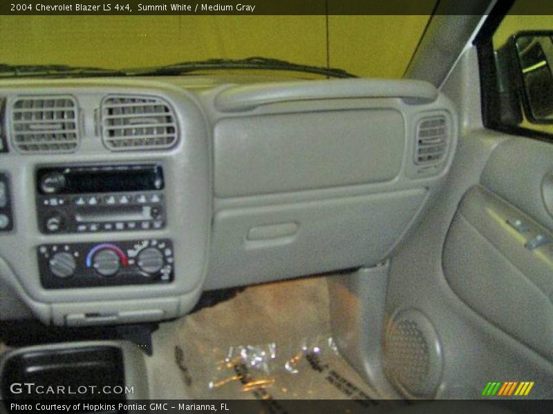 Summit White / Medium Gray 2004 Chevrolet Blazer LS 4x4