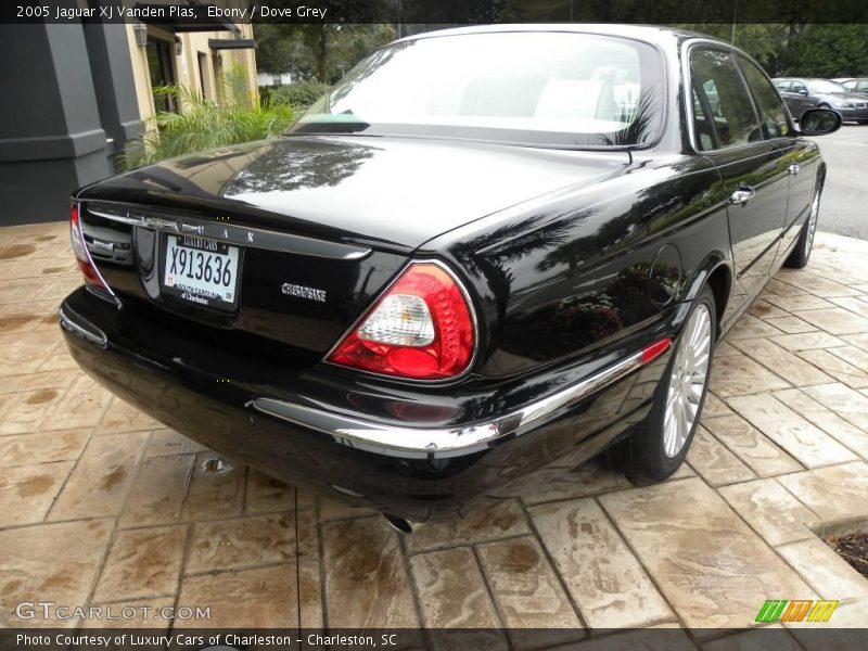 Ebony / Dove Grey 2005 Jaguar XJ Vanden Plas
