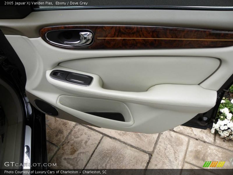 Ebony / Dove Grey 2005 Jaguar XJ Vanden Plas