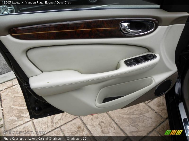Ebony / Dove Grey 2005 Jaguar XJ Vanden Plas