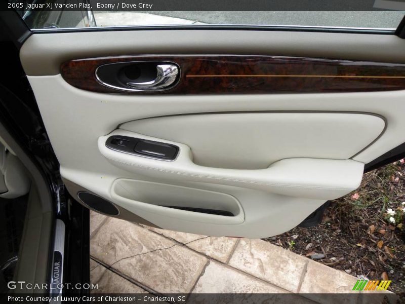 Ebony / Dove Grey 2005 Jaguar XJ Vanden Plas