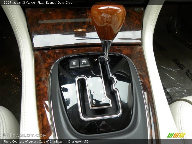 Ebony / Dove Grey 2005 Jaguar XJ Vanden Plas