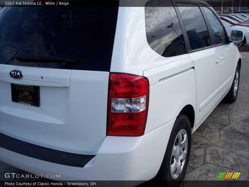 White / Beige 2007 Kia Sedona LX