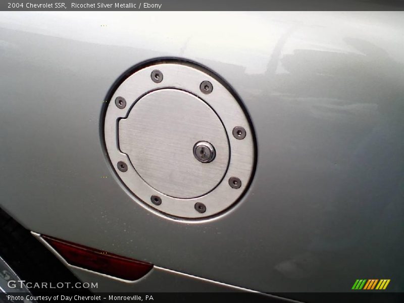 Ricochet Silver Metallic / Ebony 2004 Chevrolet SSR