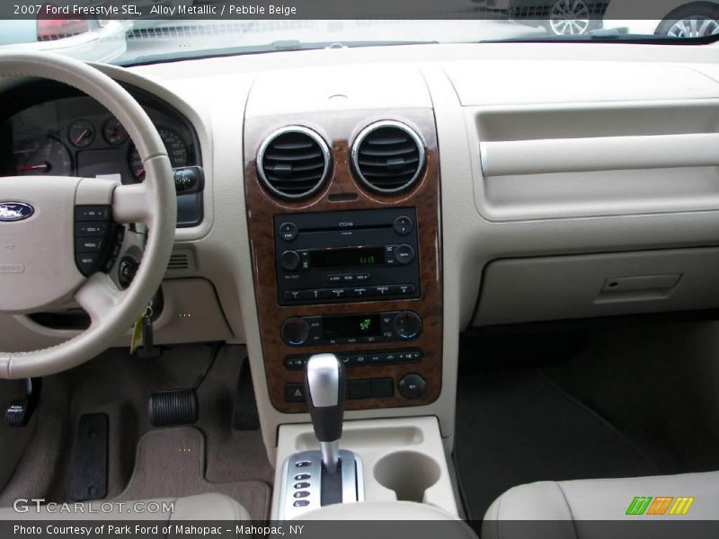 Alloy Metallic / Pebble Beige 2007 Ford Freestyle SEL