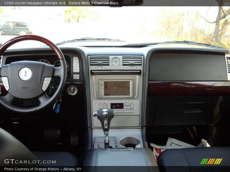 Oxford White / Charcoal Black 2006 Lincoln Navigator Ultimate 4x4