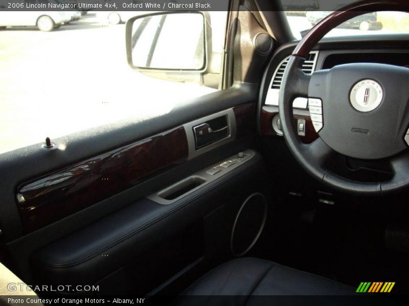 Oxford White / Charcoal Black 2006 Lincoln Navigator Ultimate 4x4