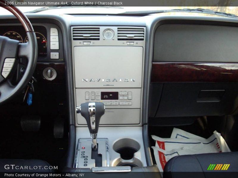 Oxford White / Charcoal Black 2006 Lincoln Navigator Ultimate 4x4