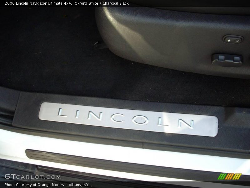 Oxford White / Charcoal Black 2006 Lincoln Navigator Ultimate 4x4