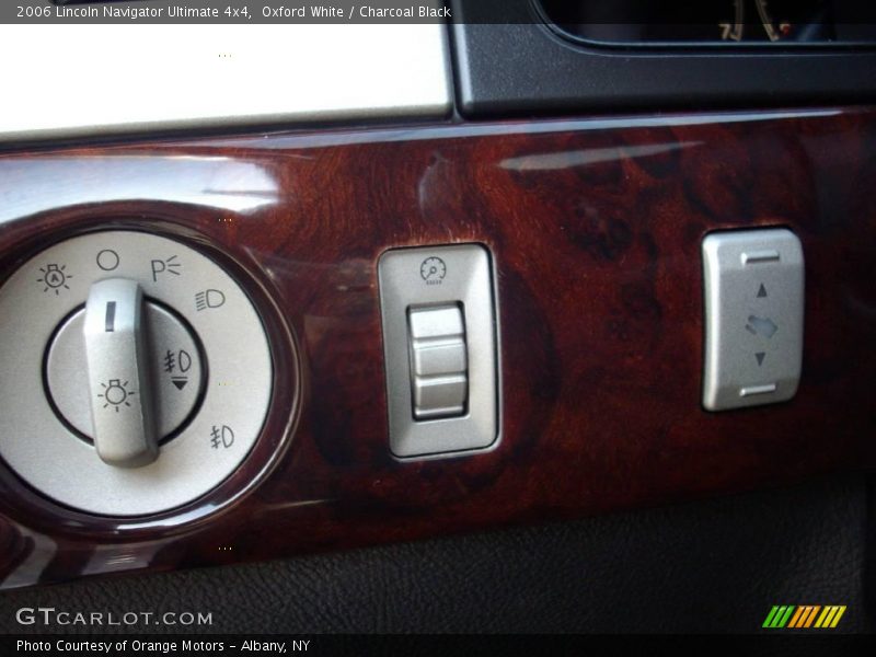Oxford White / Charcoal Black 2006 Lincoln Navigator Ultimate 4x4