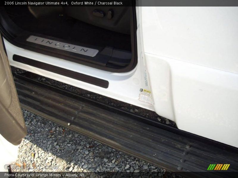 Oxford White / Charcoal Black 2006 Lincoln Navigator Ultimate 4x4