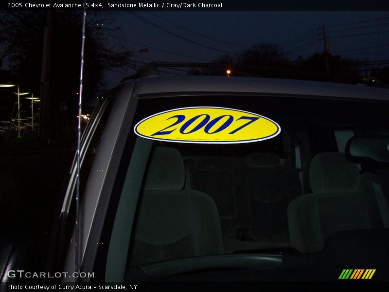 Sandstone Metallic / Gray/Dark Charcoal 2005 Chevrolet Avalanche LS 4x4