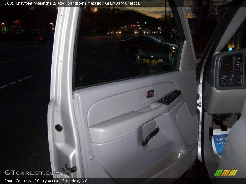 Sandstone Metallic / Gray/Dark Charcoal 2005 Chevrolet Avalanche LS 4x4