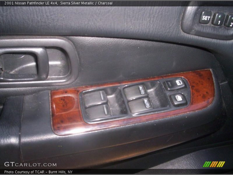 Sierra Silver Metallic / Charcoal 2001 Nissan Pathfinder LE 4x4