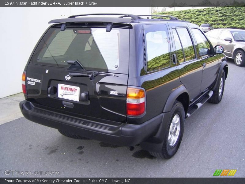 Super Black / Gray 1997 Nissan Pathfinder SE 4x4