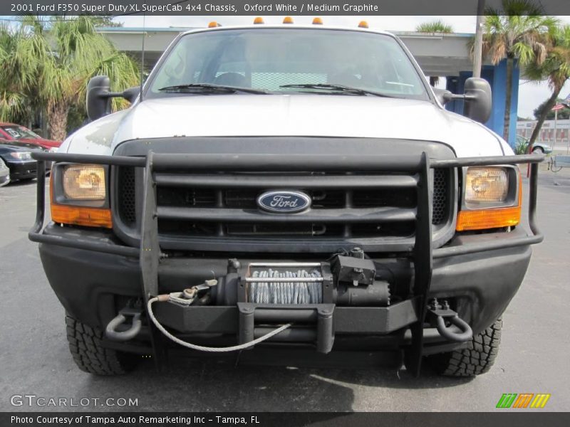 Oxford White / Medium Graphite 2001 Ford F350 Super Duty XL SuperCab 4x4 Chassis