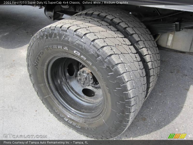 Oxford White / Medium Graphite 2001 Ford F350 Super Duty XL SuperCab 4x4 Chassis